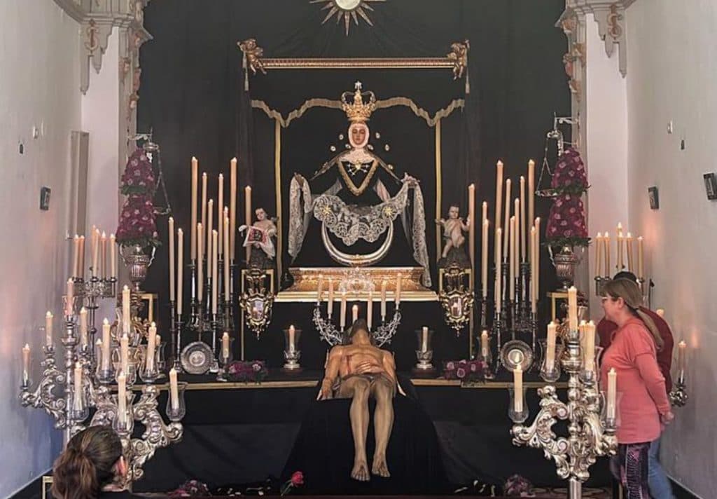 Segunda jornada de la Hermandad de las Angustias de Motril de veneración pública a su Cristo titular en Besamanos