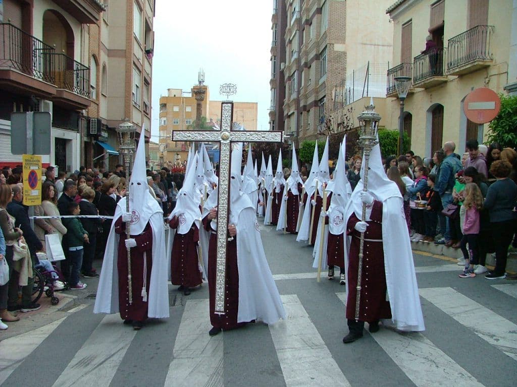 La Cofradía Perdón y Misericordia agota los hábitos para salir de nazareno en el cortejo del Martes Santo 2025