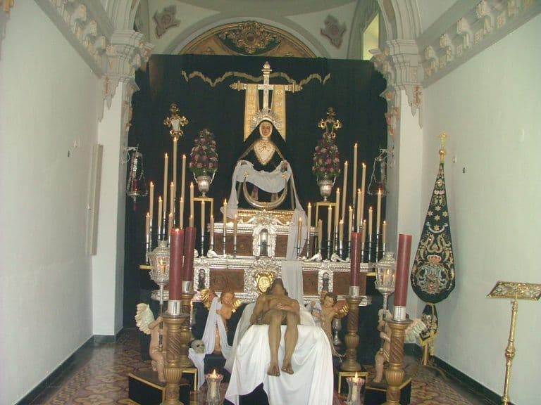 La Hermandad de las Angustias de Motril expone a veneración pública a su Cristo titular en Besamanos
