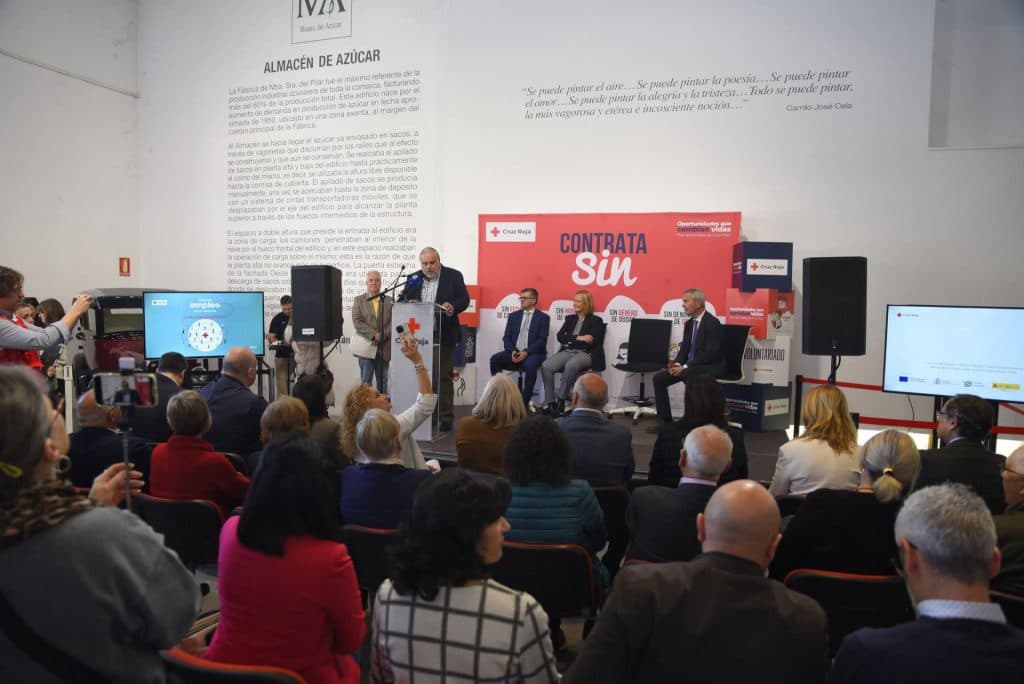 I Feria de Empleo de la Costa Tropical organizada por Cruz Roja, con 25 empresas y más de 700 participantes