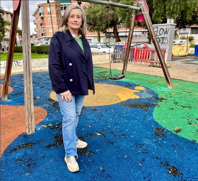 Dalmira Jiménez denuncia el «estado lamentable y peligroso» del parque infantil los Telares y exige una actuación inmediata del Gobierno municipal