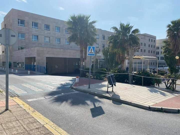 Unos encapuchados dejan el cuerpo sin vida de un hombre junto al Hospital de Motril