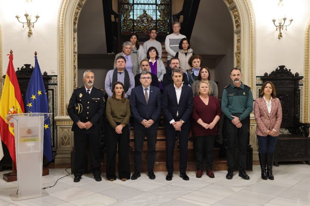 La Subdelegación del Gobierno en Granada guarda un minuto de silencio por los dos últimos asesinatos machistas
