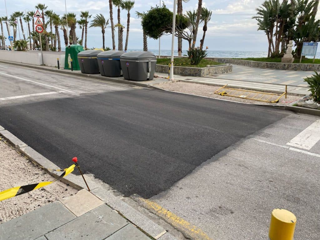 IU-Almuñécar insiste en el peligro de haber eliminado los badenes en el paseo San Cristóbal y pide más celeridad y seguridad en las obras