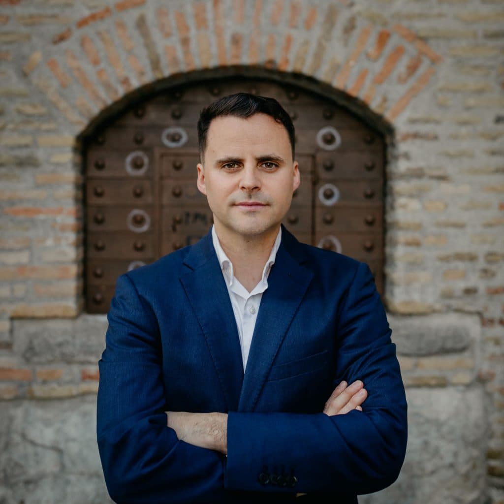 Juan Pinilla debuta como novelista con ‘Los colores de la nieve’, una historia de lirismo y verdad publicada por Valparaíso