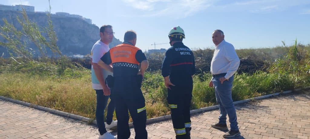 Continúan las labores de refresco del incendio en los terrenos hoteleros del TH1 de Salobreña