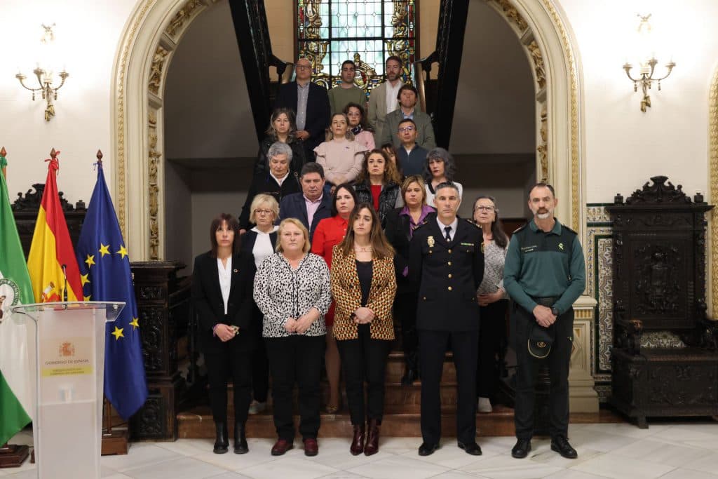 La Subdelegación del Gobierno en Granada guarda un minuto de silencio por la última víctima de violencia vicaria
