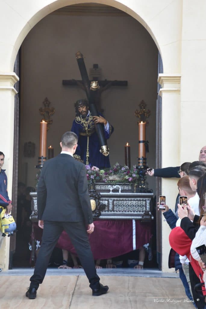 TOMARON A JESUS, Y, CARGANDO ÉL MISMO CON LA CRUZ, SALIÓ AL SITIO DE LA CALAVERA (Jn. 19, 17-17)