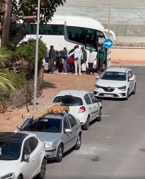 Los migrantes llegados a Carchuna vuelven a ser desplazados en autobús a otro punto de Andalucía