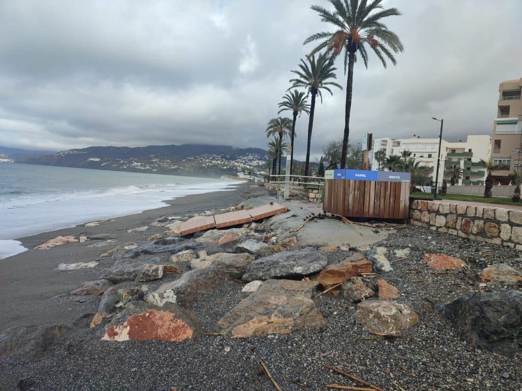 Costas aborda dos actuaciones de emergencia en el litoral granadino para reparar daños provocados por los temporales de marzo y abril