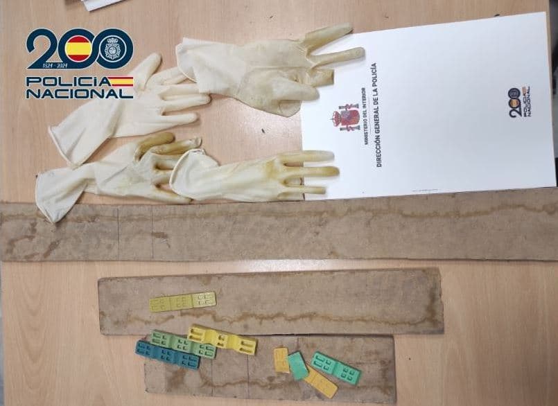 Detenidos en Granada dos ladrones a los que sorprendieron “in fraganti” intentando entrar en una perfumería