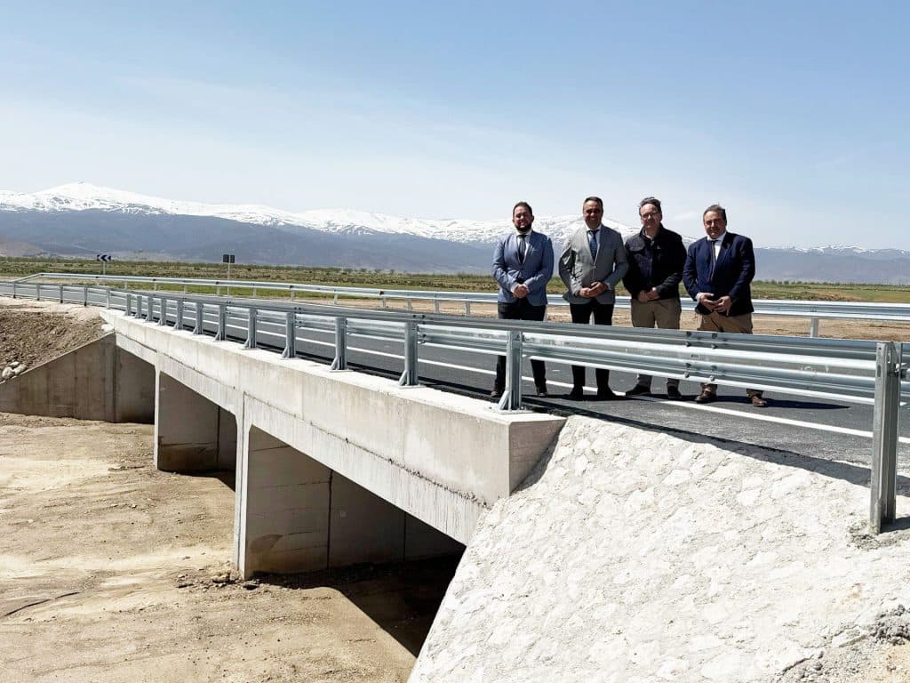 Diputación coloca una nueva infraestructura hidráulica en la GR-6103 de Charches, colapsada por la DANA