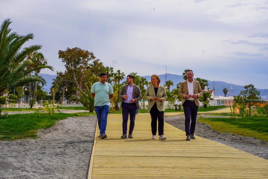Motril inicia la instalación de las pasarelas de la Senda Litoral, «una intervención sin precedentes para su franja costera»