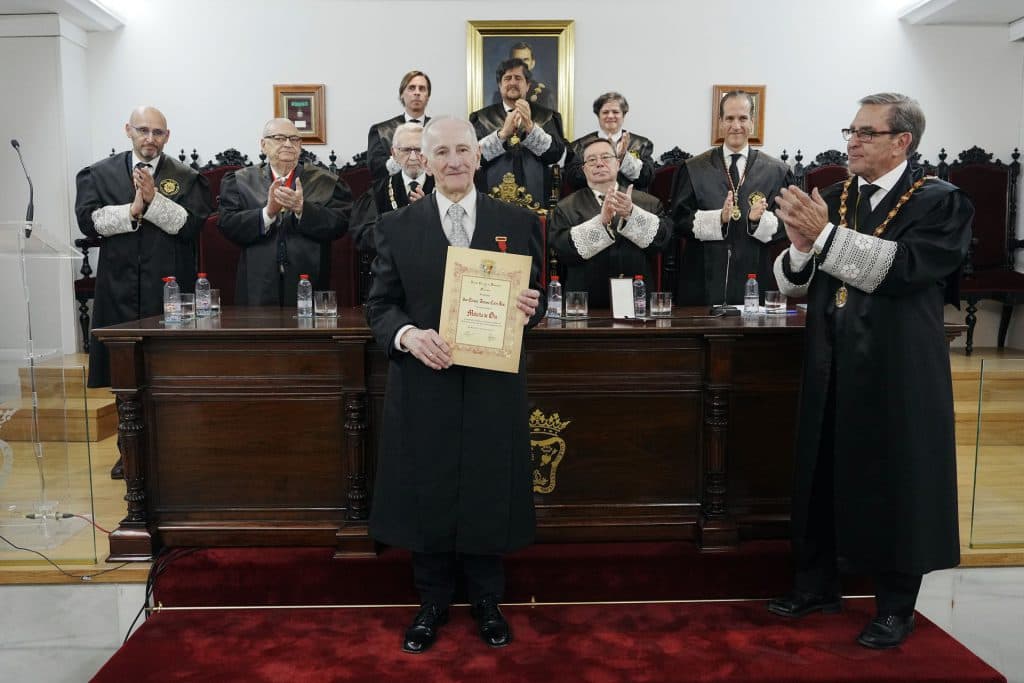 La Abogacía granadina entrega la Medalla de Oro a Enrique Ceres Ruiz, maestro de maestros del Derecho Penal