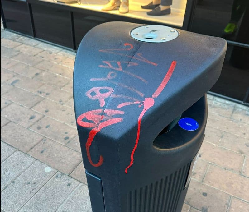 Una de las nuevas papeleras instaladas en Motril amanece con pintadas