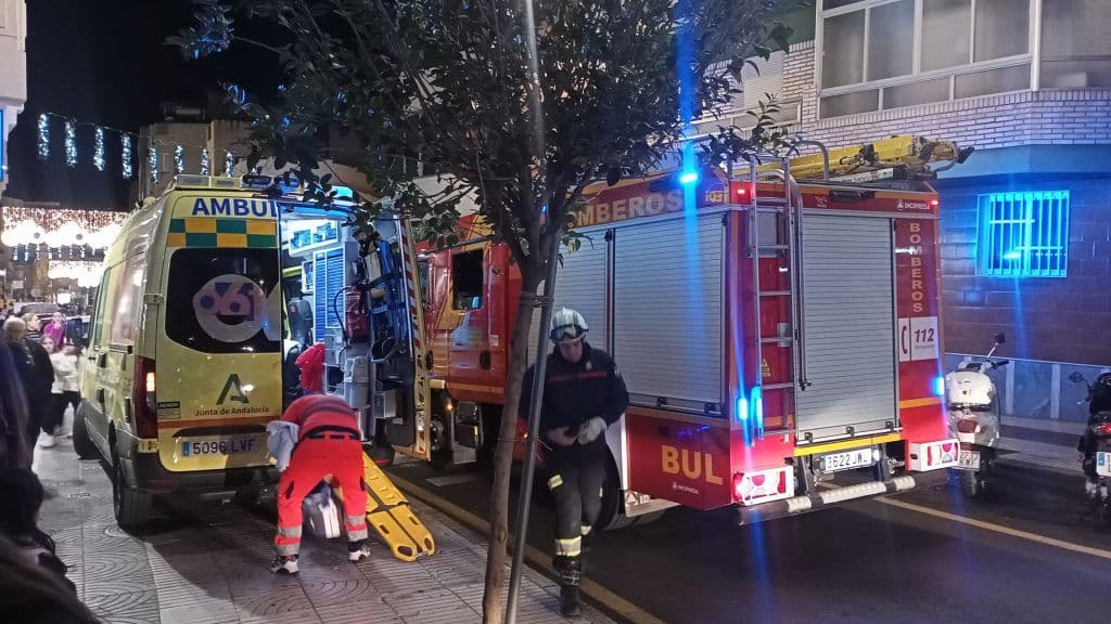 Un joven de 15 años cae en la escollera del puerto y se golpea fuertemente la cabeza