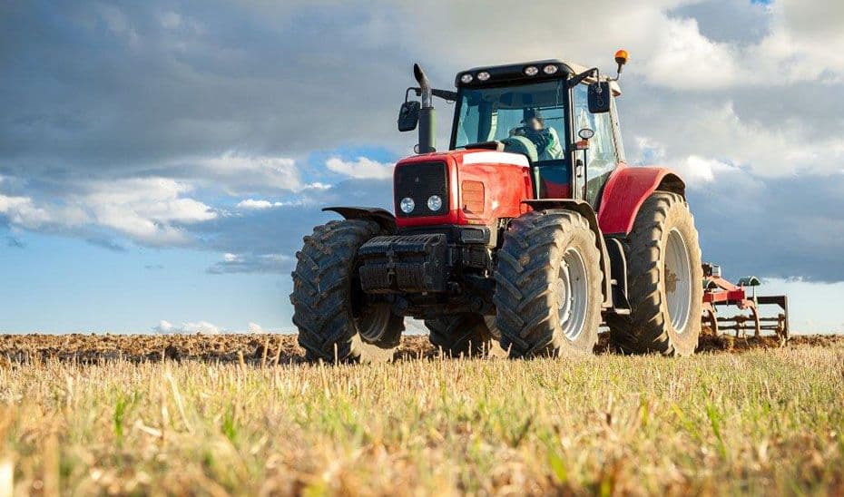 Muere un hombre de 84 años al volcar el tractor que conducía en Baza