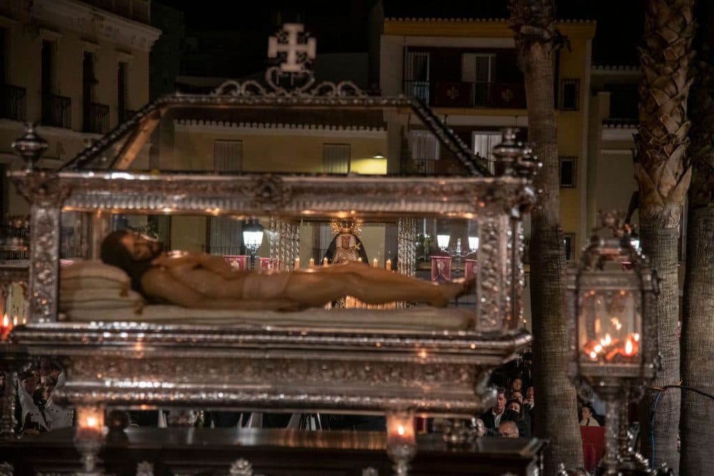 ECOS DE LA SEMANA SANTA MOTRILEÑA: Y LO ENVOLVIÓ EN UNA SÁBANA, Y LO PUSO EN UN SEPULCRO (Mt. 27:54)