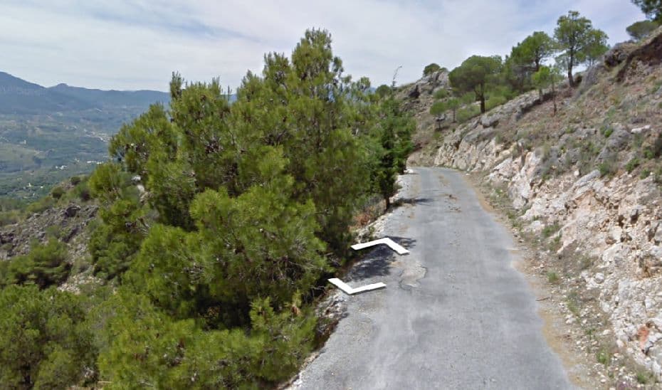 Muere un hombre tras salirse un camión de la calzada y caer por un desnivel en Lecrín
