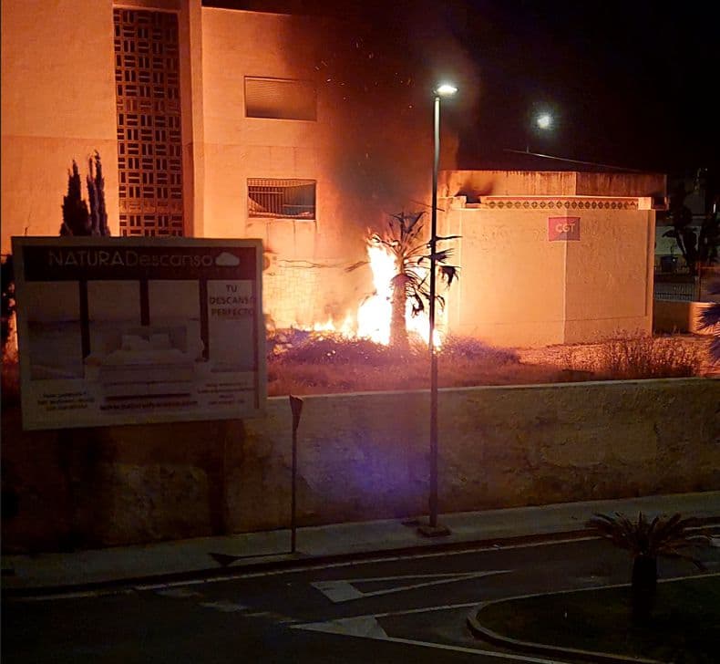 Tercera vez que se incendia el jardín interior del edificio de los sindicatos de Motril y arde una chabola