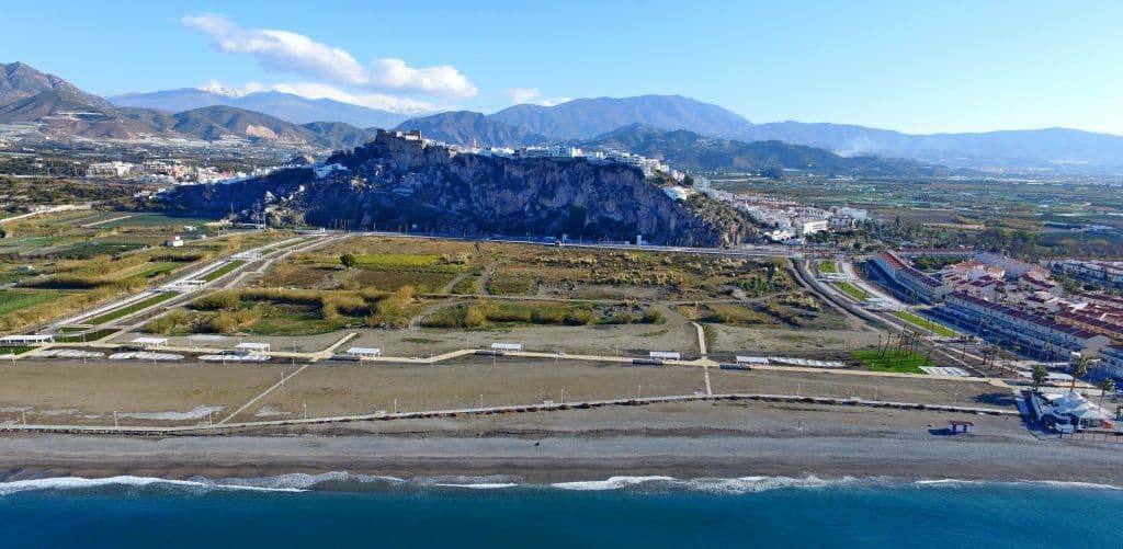Salobreña revalida la bandera azul en la playa de La Guardia