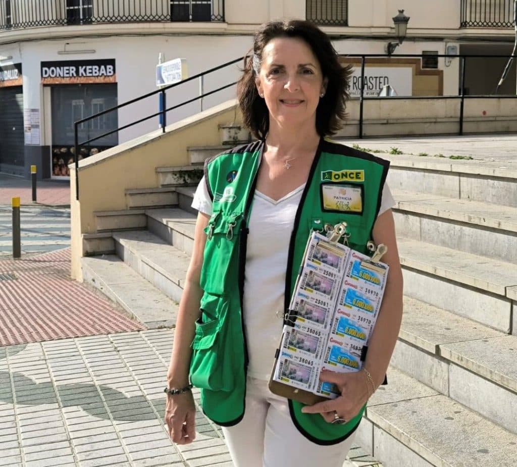 Patricia Rodríguez reparte 400.000 euros en Almuñécar con el ‘Cuponazo’ de la ONCE