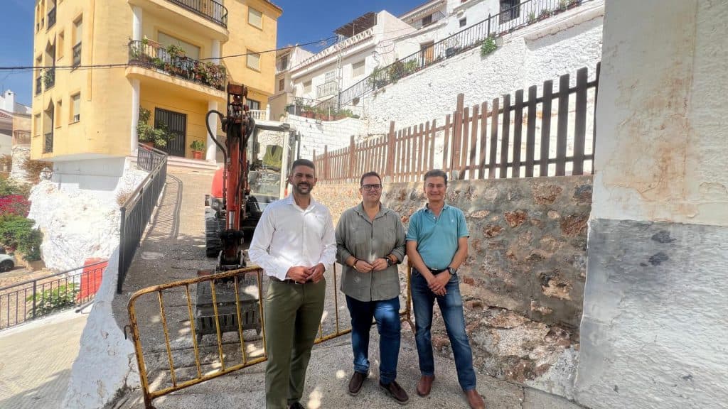 La Mancomunidad de la Costa Tropical moderniza la red hidráulica de la calle Subida de la Iglesia de Lújar