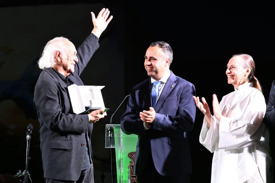 El cantante y compositor Amancio Prada recibe el Pozo de Plata