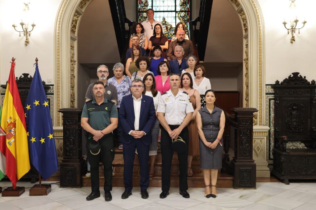 La Subdelegación del Gobierno en Granada guarda un minuto de silencio por los últimos asesinatos de violencia machista
