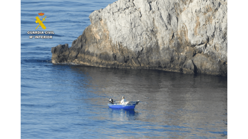 Sorprenden a dos embarcaciones pescando ilegalmente en la Punta de la Mona, en La Herradura – Almuñécar