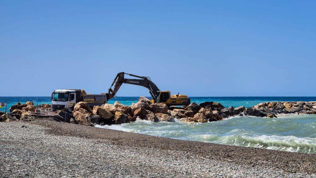Las obras del espigón continuarán durante el verano, minimizando en lo posible el impacto en los usuarios de Playa Granada y hosteleros