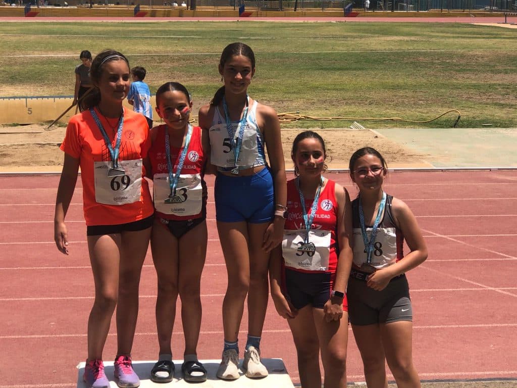 Recompensa en forma de medallas para los atletas del Wiber Ciudad de Motril en el Campeonato de Andalucía Sub12