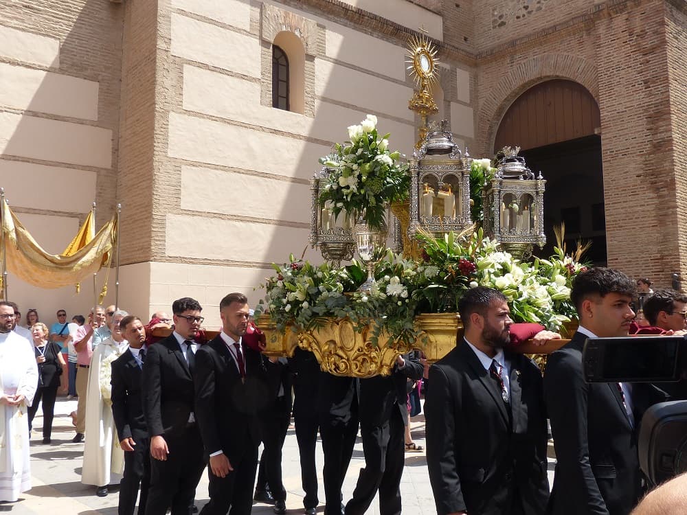 JESUS SACRAMENTADO RECORRE TRIUNFALMENTE LAS CALLES DE MOTRIL