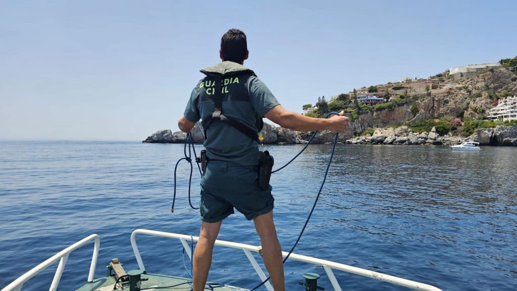 Rescatan a un buceador desorientado y herido en la cara poniente de La Punta de la Mona en Almuñécar