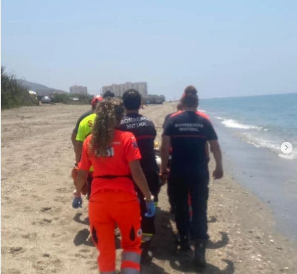 Trasladado al Hospital de Motril un hombre en estado grave que se estaba ahogando en la playa del Cañón