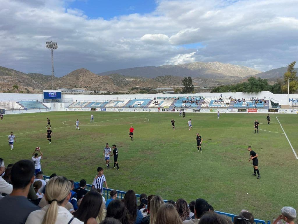 Familias motrileñas denuncian que una plaga de pulgas en el Escribano Castilla ha obligado a varios equipos infantiles a entrenar en el polideportivo y a aplazar el ‘Trofeo Alcaldesa’