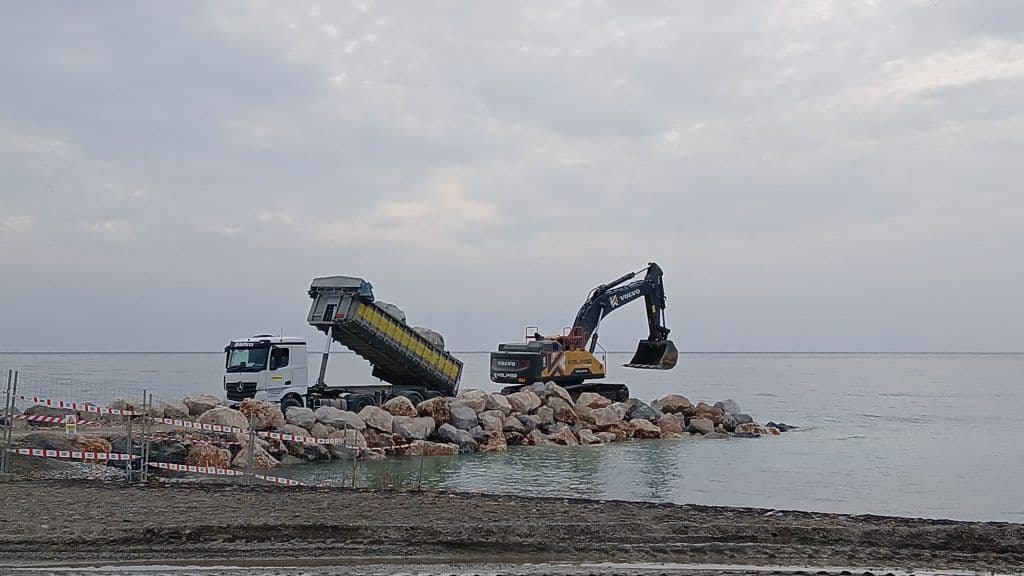 El espigón de playa Granada entra en su fase final y estará terminado para el día de San Juan