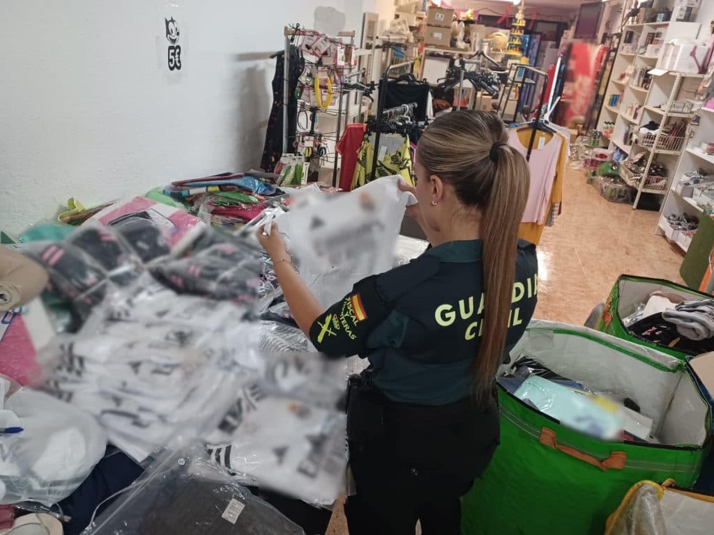 A disposición judicial un individuo por vender en Motril marcas falsificadas valoradas en 30.000 euros