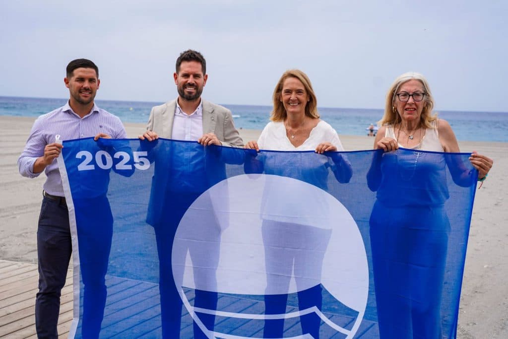 Motril iza su Bandera Azul en Playa Granada