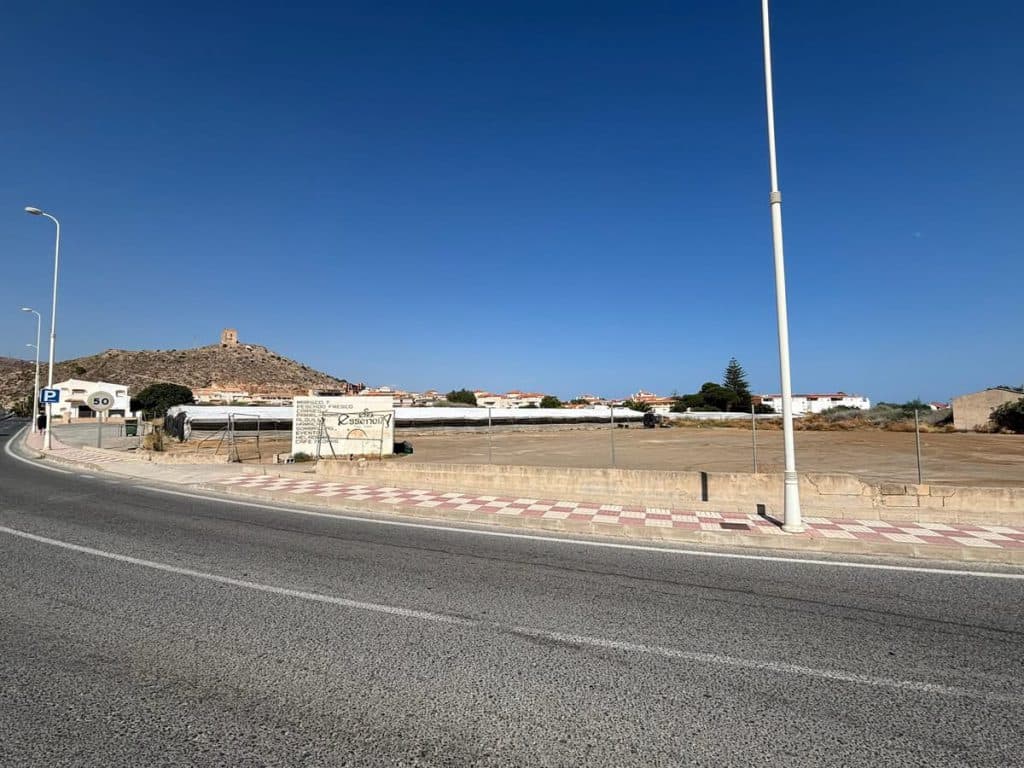 Castell de Ferro habilita 300 nuevas plazas de aparcamiento para mejorar la movilidad en los meses de verano