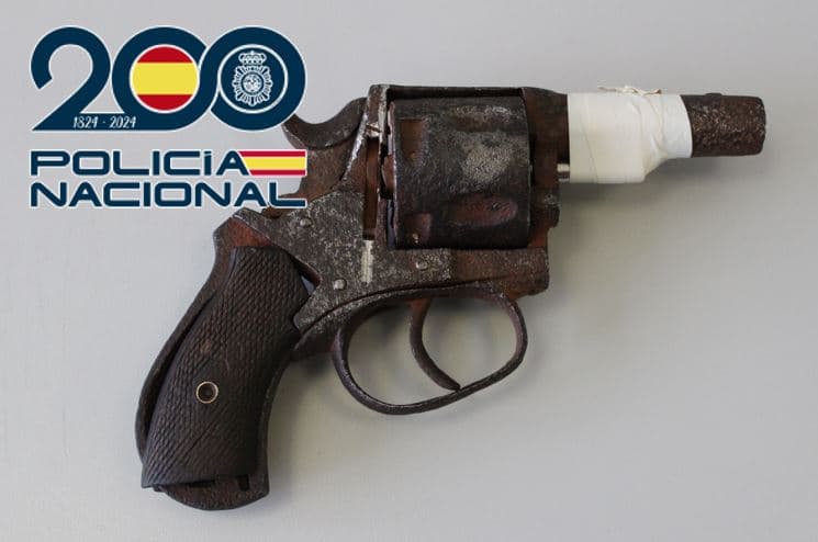 Agentes de la Policía Nacional intervienen en Granada un revólver y detienen a su portador