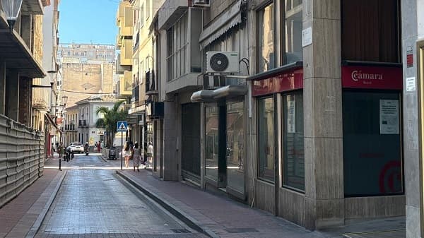 VOX denuncia que la Zona de Gran Afluencia Turística impuesta en Motril por el PP asfixia la economía de trabajadores y pequeños negocios