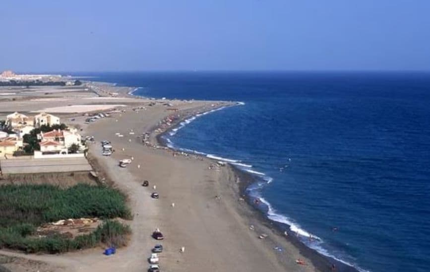 Se levanta la prohibición de baño en la playa de Carchuna tras confirmarse que los resultados del agua son aptos
