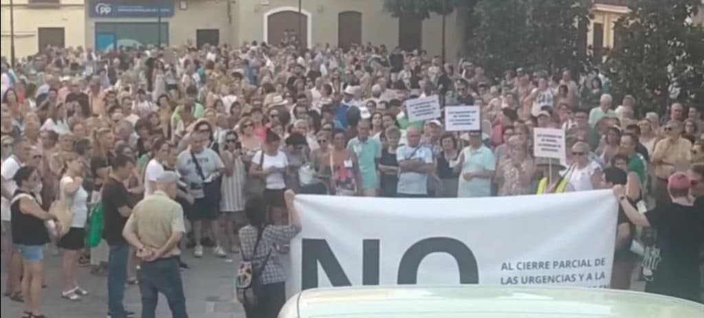 Cientos de personas se echan a la calle en defensa del Hospital Santa Ana de Motril
