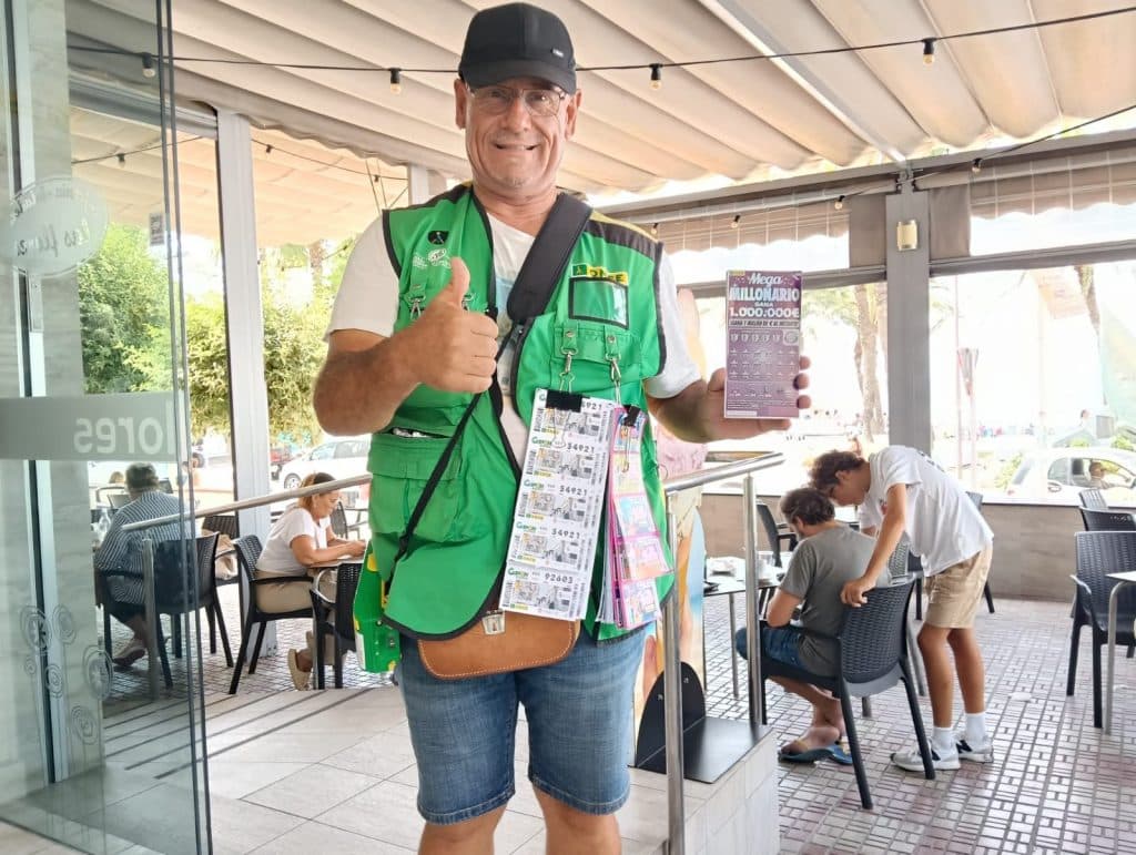 Un vecino de la playa de la Herradura se lleva un premio de 100.000 euros con un Rasca de la ONCE