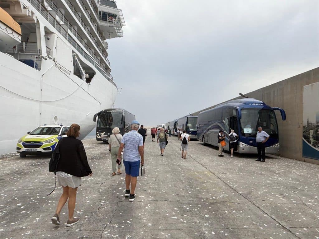 El crucero Seven Seas Splendor hace escala en el Puerto de Motril con 750 pasajeros