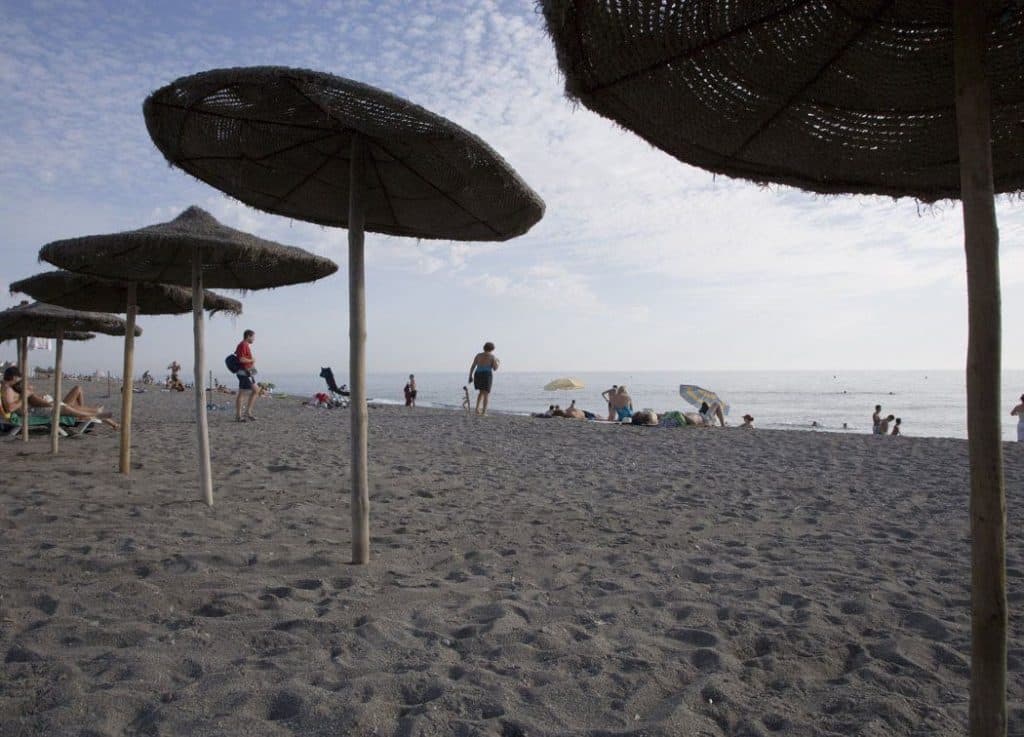 Se levanta la recomendación de evitar el baño en la playa de La Charca de Salobreña