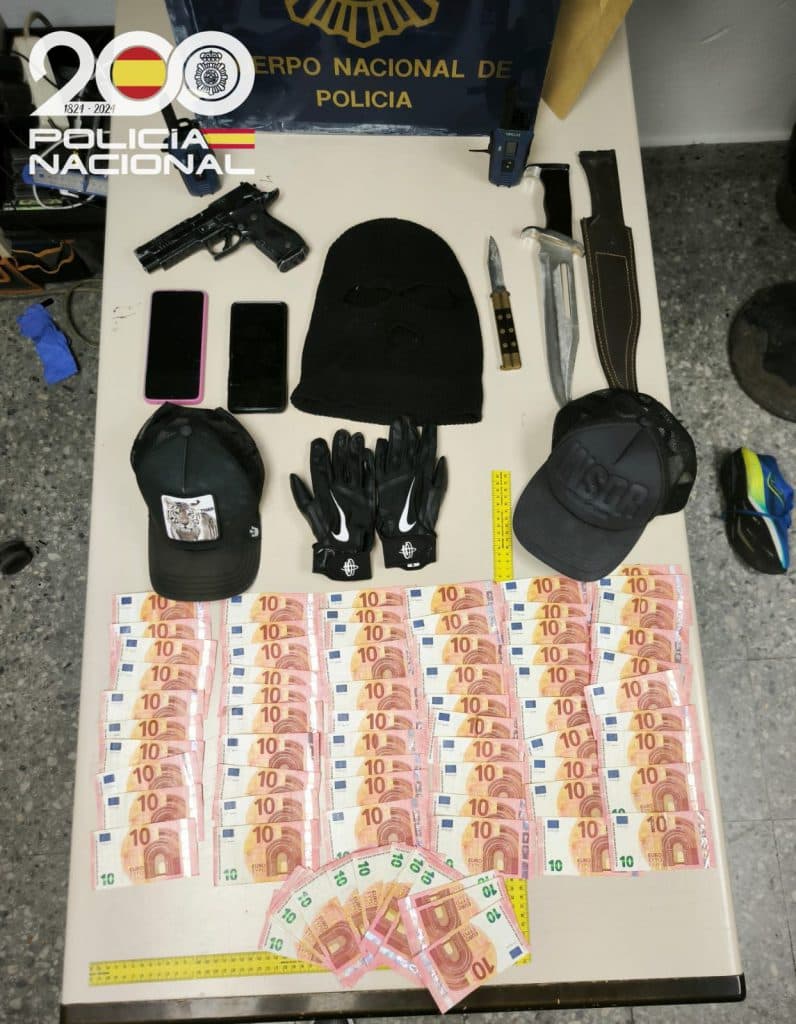 La Policía Nacional detiene a tres atracadores que robaban en salones de juego armados con sprays de pimienta y un arma corta