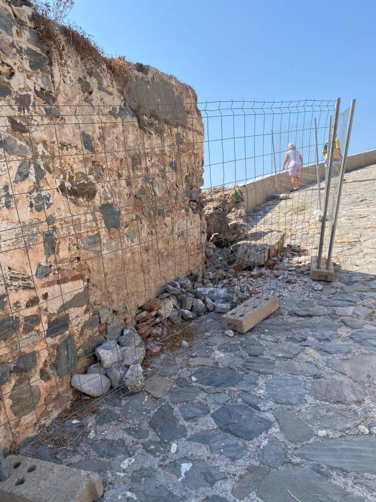 El PSOE denuncia el abandono del patrimonio histórico en el Castillo de San Miguel