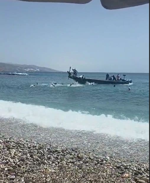 Desembarcan migrantes en la playa de El Sotillo de Castell tras llegar a la costa en una planeadora